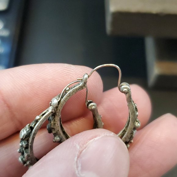 925 Sterling Silver Heavily Tarnished Odd Hoop Style Earrings - Picture 4 of 6